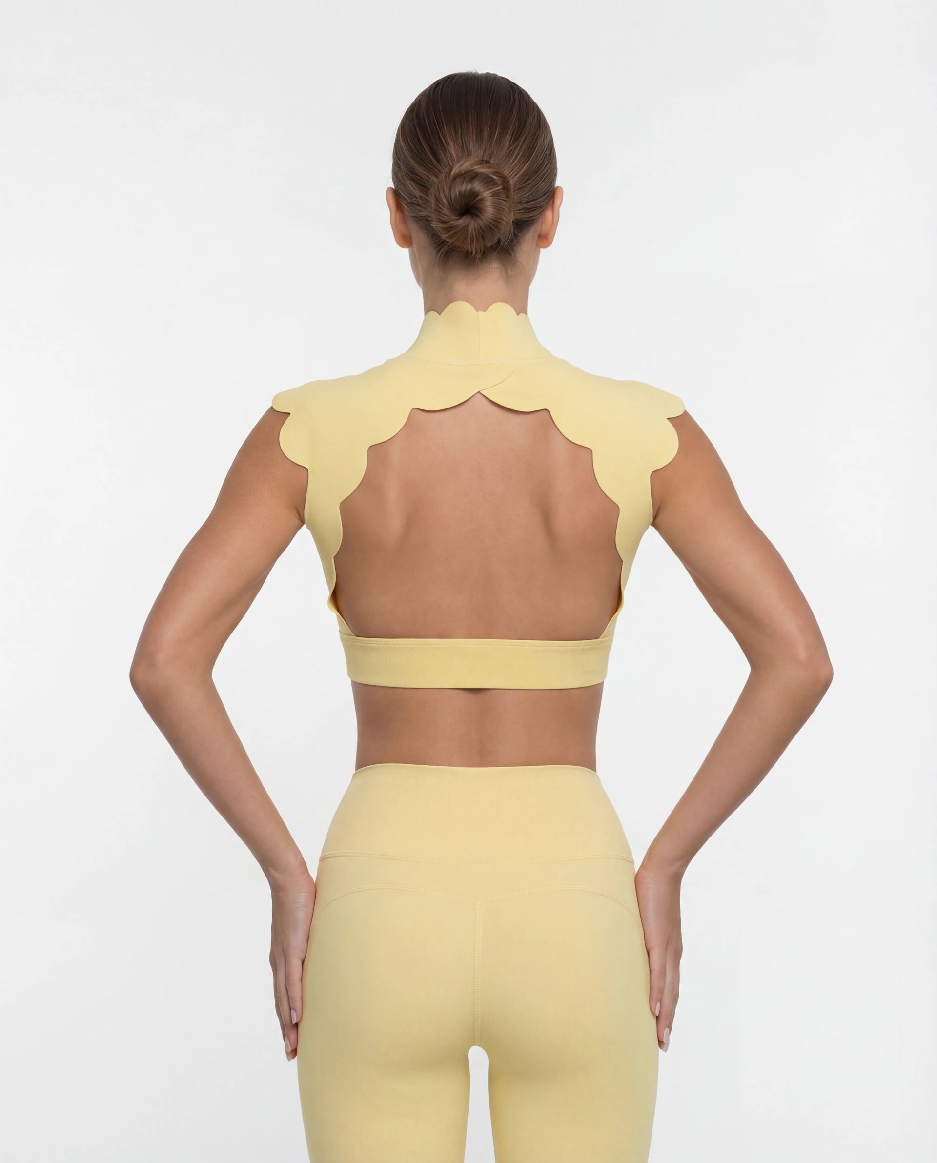 Top de yoga con espalda descubierta y hombros descubiertos