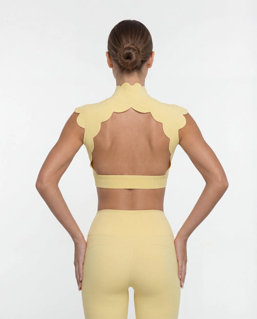 Top de yoga con espalda descubierta y hombros descubiertos