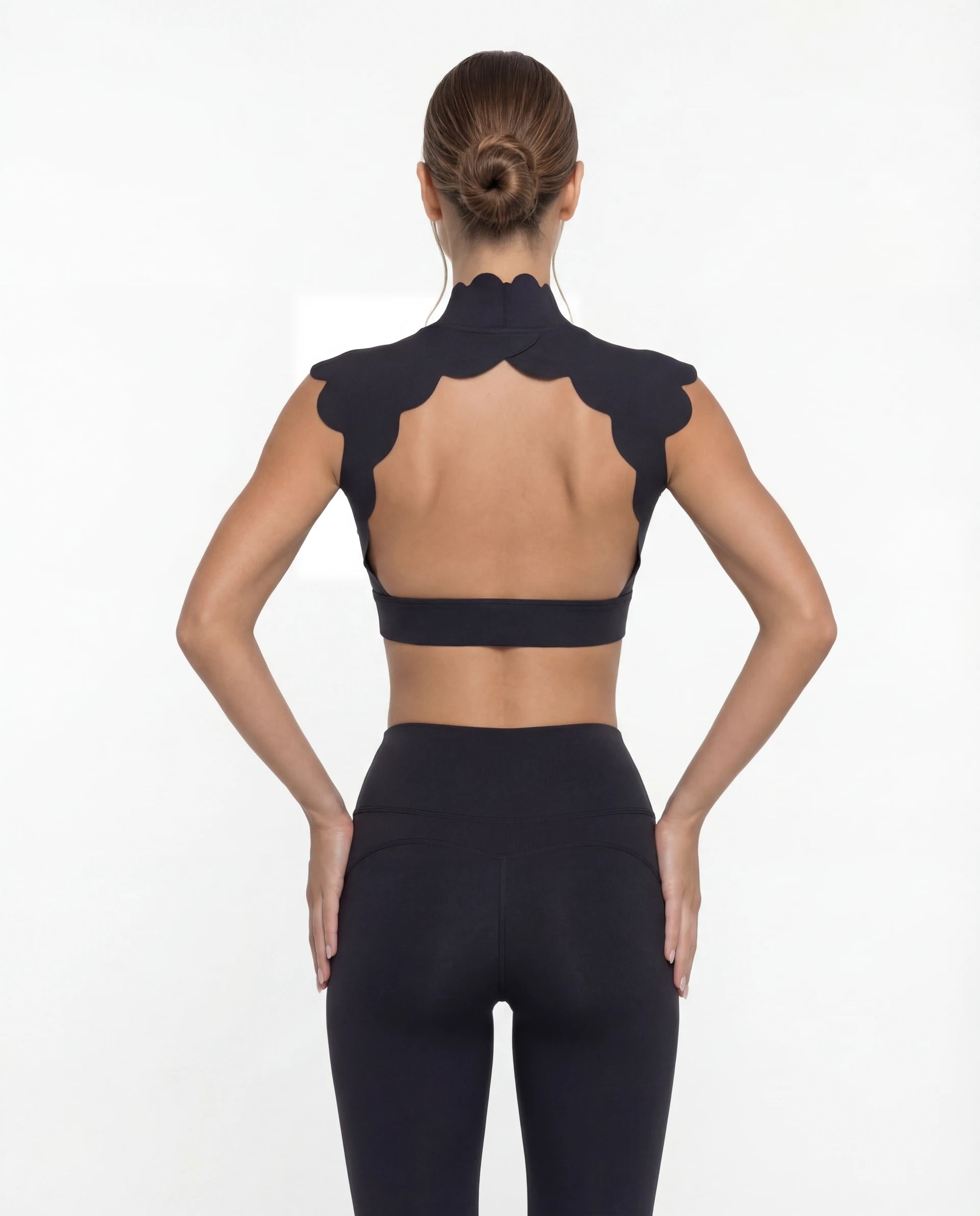 Top de yoga con espalda descubierta y hombros descubiertos