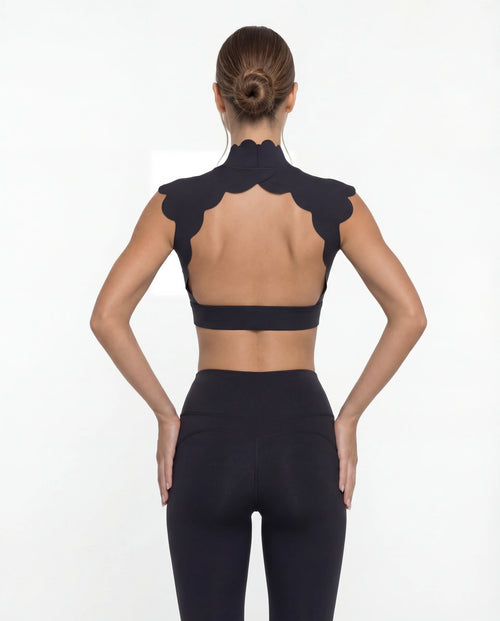 Top de yoga con espalda descubierta y hombros descubiertos