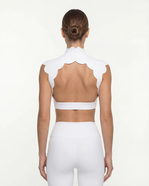 Top de yoga con espalda descubierta y hombros descubiertos