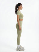 Top corto de manga corta y leggings de talle alto que realzan las caderas