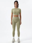 Top corto de manga corta y leggings de talle alto que realzan las caderas