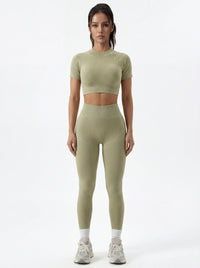 Top corto de manga corta y leggings de talle alto que realzan las caderas
