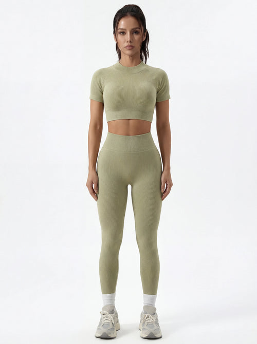 Top corto de manga corta y leggings de talle alto que realzan las caderas