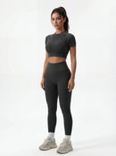 Top corto de manga corta y leggings de talle alto que realzan las caderas