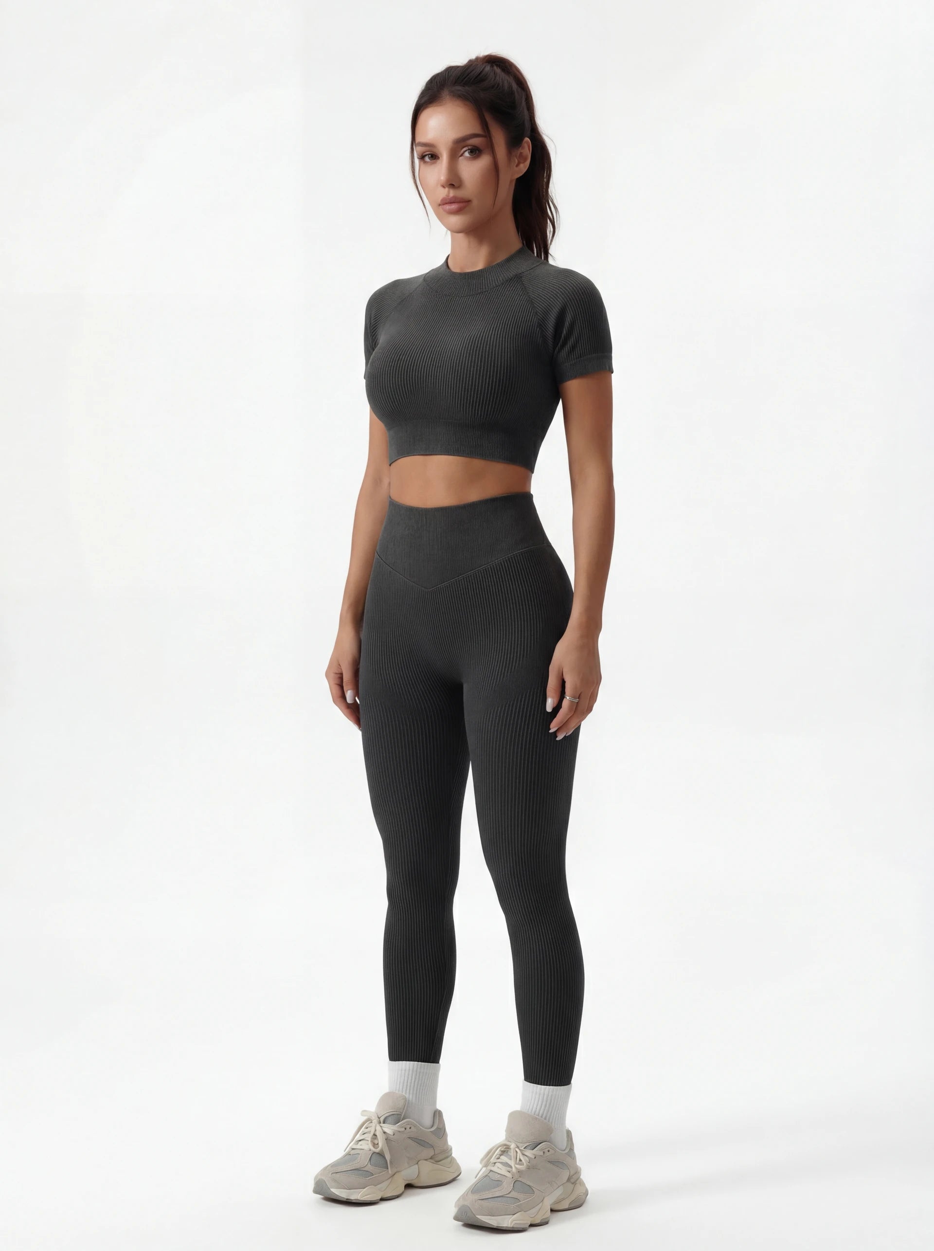 Top corto de manga corta y leggings de talle alto que realzan las caderas