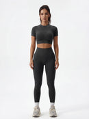 Top corto de manga corta y leggings de talle alto que realzan las caderas