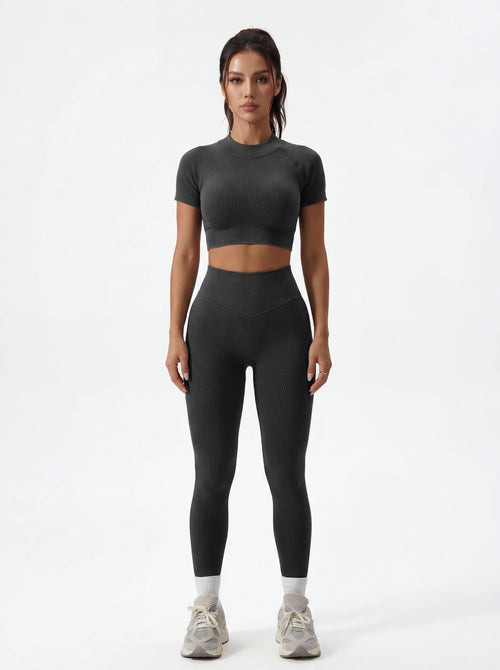 Top corto de manga corta y leggings de talle alto que realzan las caderas