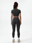 Top corto de manga corta y leggings de talle alto que realzan las caderas