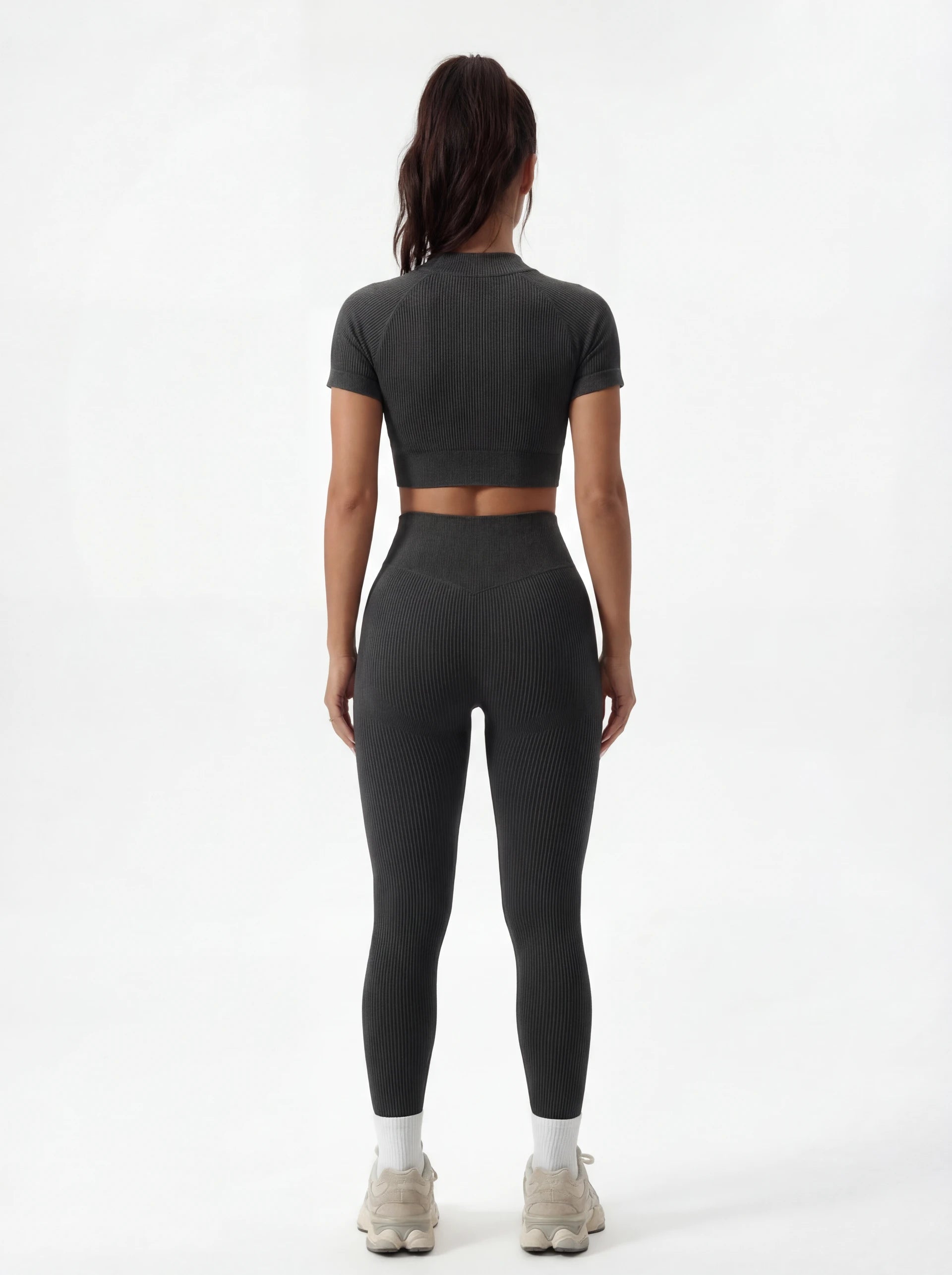 Top corto de manga corta y leggings de talle alto que realzan las caderas