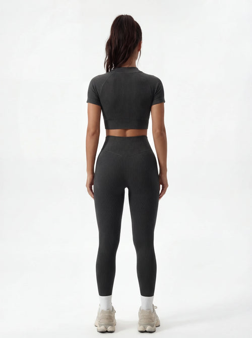 Top corto de manga corta y leggings de talle alto que realzan las caderas