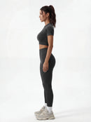 Top corto de manga corta y leggings de talle alto que realzan las caderas