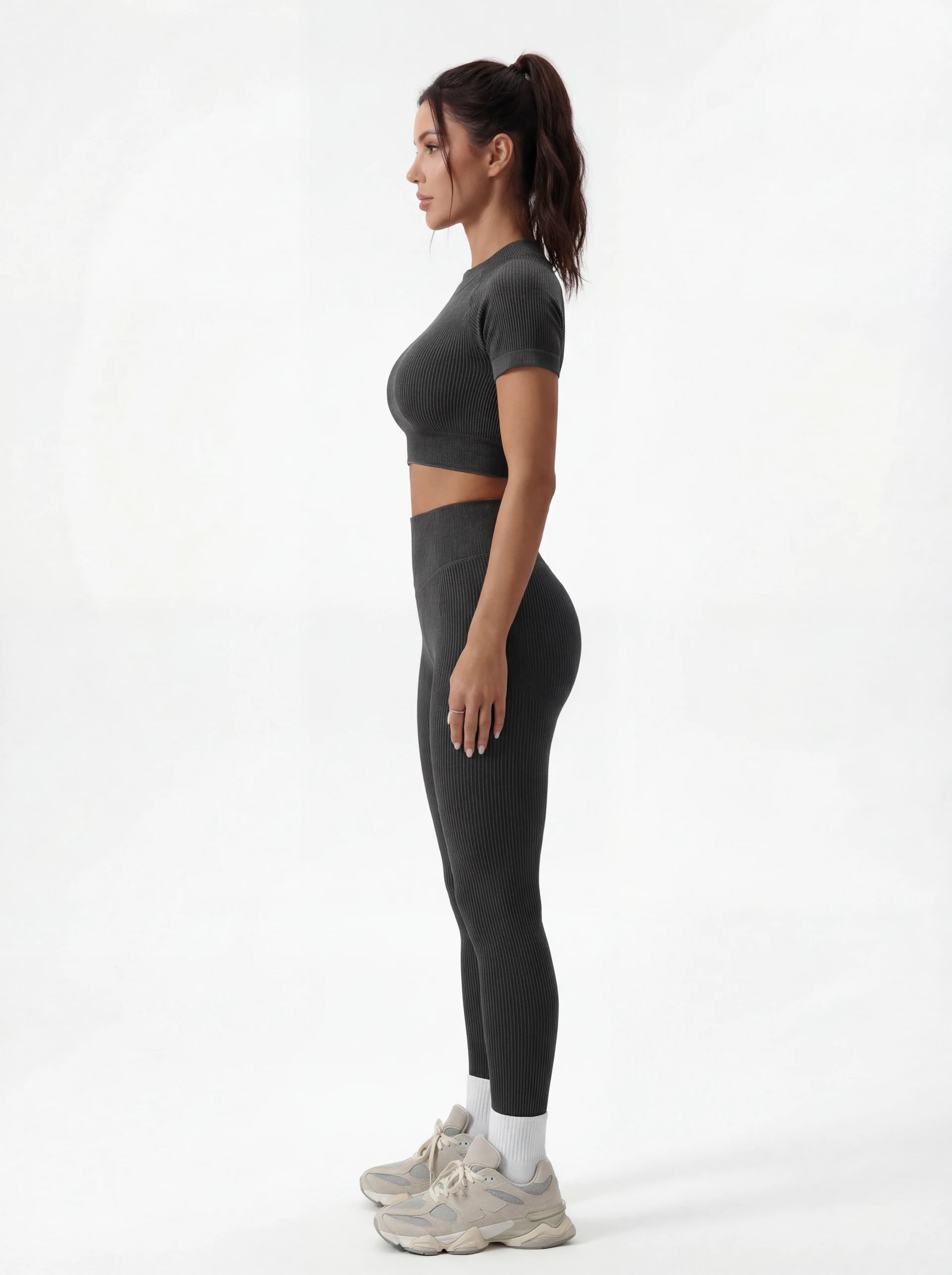Top corto de manga corta y leggings de talle alto que realzan las caderas