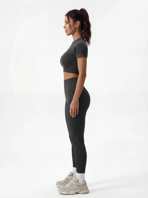 Top corto de manga corta y leggings de talle alto que realzan las caderas