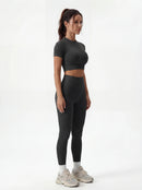 Top corto de manga corta y leggings de talle alto que realzan las caderas