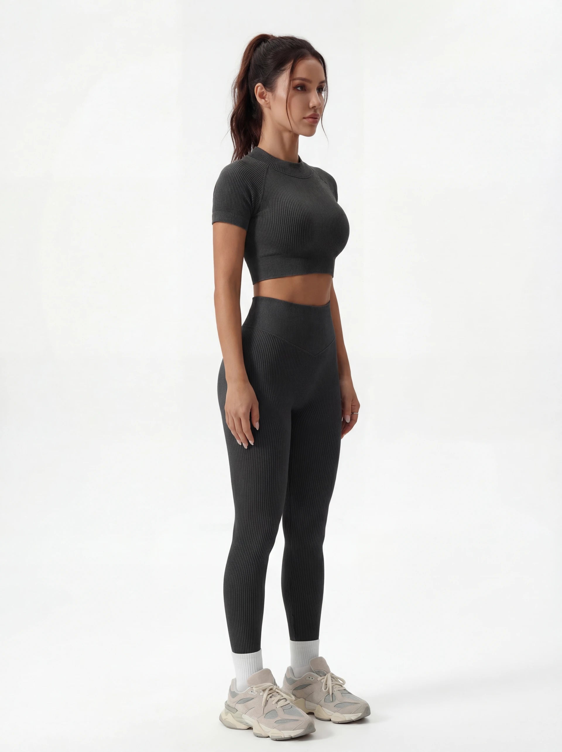Top corto de manga corta y leggings de talle alto que realzan las caderas