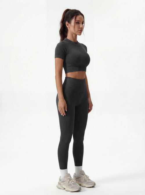 Top corto de manga corta y leggings de talle alto que realzan las caderas