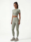 Top corto de manga corta y leggings de talle alto que realzan las caderas