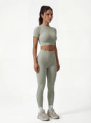 Top corto de manga corta y leggings de talle alto que realzan las caderas