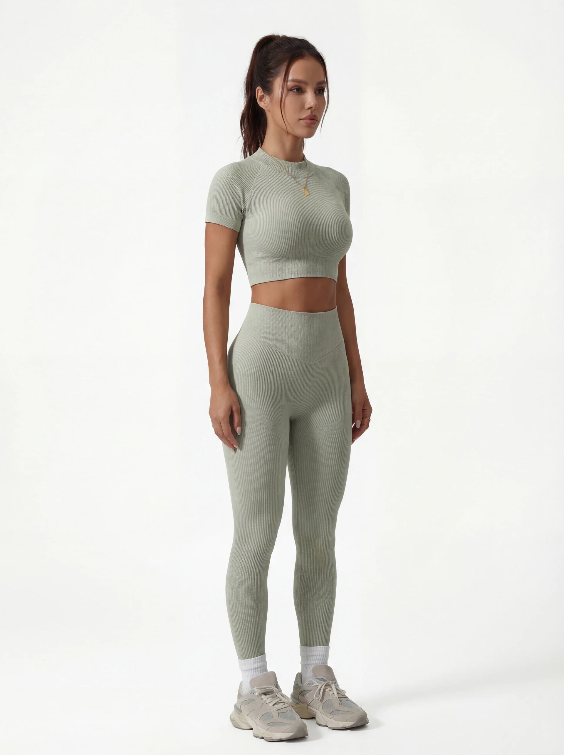 Top corto de manga corta y leggings de talle alto que realzan las caderas