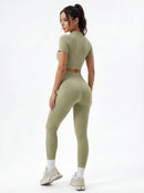 Top corto de manga corta y leggings de talle alto que realzan las caderas