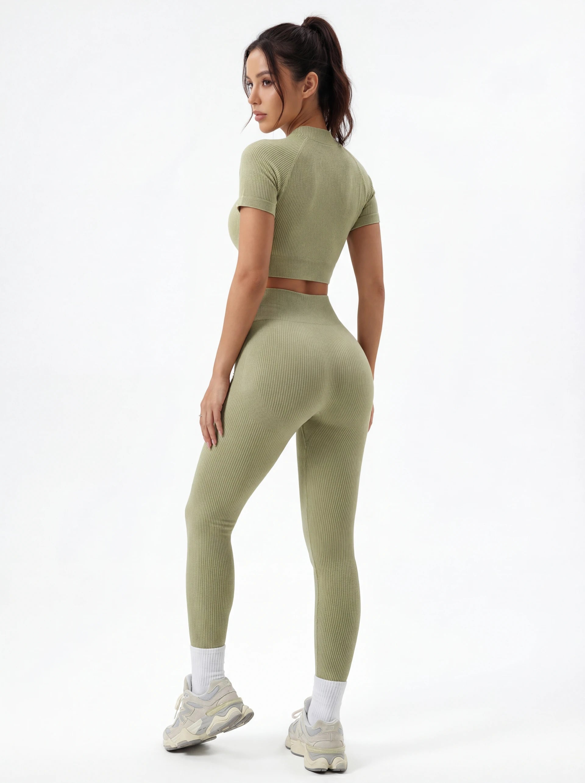 Top corto de manga corta y leggings de talle alto que realzan las caderas