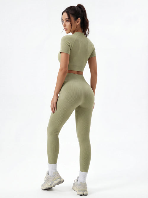 Top corto de manga corta y leggings de talle alto que realzan las caderas