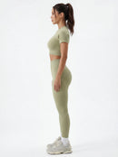 Top corto de manga corta y leggings de talle alto que realzan las caderas